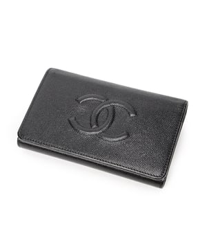 Chanel Accesorios Timeless Bifold Wallet  Billetera en Negro Piel de becerro y Oro hardware. El producto esta en Perfectas Condiciones (AA).
  15x9.5x2 cm 
  Accesorios incluidos: Sticker
  
  BrandCo Paris encuentra artículos raros y en las mejores condiciones a precios increíbles. ¡Vale la pena tener paciencia! Compra con confianza: todos los artículos de BrandCo Paris son seleccionados y autenticados cuidadosamente por nuestro equipo de expertos.
  Todos los artículos vienen con un certificado de autenticidad y un embalaje entregado por BrandCo Paris.
  Tabla de clasificación de la condición del artículo
  N (como nuevo)
  AA (perfecto estado)
  A (excelente estado)
  AB (muy buen estado)
  B (bueno/regular)