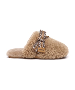 De perfecte pantoffels voor elk seizoen: ademend, warm en voorzien van een schattige strik aan de zijkant. De natuurlijke wollen voering houdt je voeten koel in de zomer en warm in de winter.Productdetails: Bovenwerk: Dubbelzijdige schapenvacht Voering: Schapenvachtwol Binnenzool: Schapenvachtwol Zool: Rubber