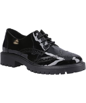 Zapatos Hush Puppies Betty negros para bebé, fabricados en piel y suela de goma. Presentan acabado charol, suela de goma con tacos, plantilla cómoda y horma estándar.