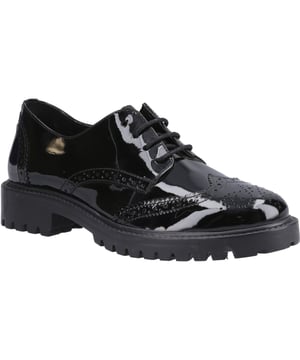 Zapatos Hush Puppies Betty negros para niña, fabricados en cuero y suela de goma. Presentan acabado charol, suela de goma con tacos, plantilla cómoda y horma estándar.