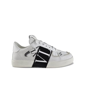 Sneakers Valentino VL7N de piel blanca.Siete cintas con logo VLTN en blanco y negro.Inserciones de ante gris.Dorso de piel blanca con logo Valentino.Lengüeta con logo Valentino.Cierre de cordones planos blancos.Suela de goma.100% piel de becerro.Made in Italy.