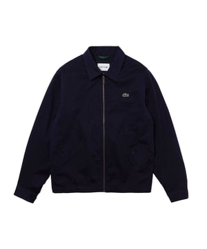 Materiaal buitenkant: 97% organisch katoen, 3% elastaan. Voering: 100% polyester. Stof: Gabardine, Stretch. Voering: Gaas. Ontwerp: Geborduurd logo. Stoftechnologie: Ademend. Manchet: Verstelbaar. Halslijn: Klassiek, Gekraagd, Omgeslagen Kraag. Mouwtype: Met lange mouwen. Onderarm Oogjes. Zakken: 2 zijzakken, klepsluiting, knoopsluiting, 1 borstzak binnen, koptelefoonaansluiting. Bevestiging: Volledige ritssluiting. Hem: Verstelbaar. M: 50 in.