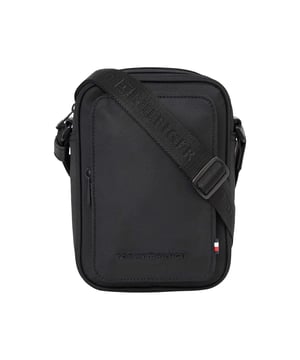 Voeringmateriaal: 100% gerecycleerd polyester. Buitenmaterialen: 72% Gerecycled Polyester, 16% PES, 12% Polyurethaan. Hoogte: 20,5cm. Breedte: 16cm. Lengte: 6.5cm. Zakken: 1 Voorzak, Ritssluiting. Capaciteit: 2L. Vakken: 1 hoofdvak, met rits. Ontwerp: Logo, structuur. Duurzaamheid: REPREVE.