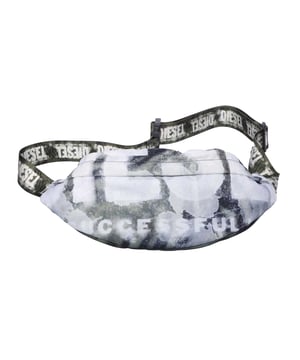 Marke: Diesel. Taschenart: 1 Tasche hinten, Eine Innentasche, Reißverschluss. Fächer: 1 Hauptfach. Taschenmerkmale: Verstellbarer Taillengurt. Design: Rundum bedruckt, Logo, Aufschrift. Schnalle mit Schnell-Freigabe, 2-Wege-Reißverschluss.