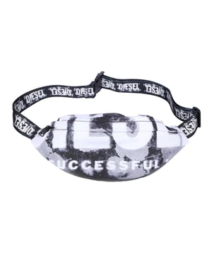 Marke: Diesel. Taschenart: 1 Tasche hinten, Eine Innentasche, Reißverschluss. Fächer: 1 Hauptfach. Taschenmerkmale: Verstellbarer Taillengurt. Design: Rundum bedruckt, Logo, Aufschrift. Schnalle mit Schnell-Freigabe, 2-Wege-Reißverschluss.