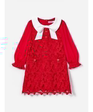 Self-Portrait incorporate beautiful properties into their exquisite designs. This girls red bow lace dress is inspired by Parisian archives with a modern twist. Made in beautiful high quality with intricate lace bow technology and precision. Features a Victorian-inspired Peter Pan collar depicting a large bow and long chiffon sleeves with elasticated cuffs. Signified by heart-shaped diamanté buttons and front welt pockets, she will be obsessed. Round Neck Zip Fastening Main Fabric 1 100 Polyester Main Fabric 2 100 Polyester Lining 100 Polyester