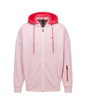 70% Katoen, 30% Lyocell. Ontwerp: Achterdruk, Contrastdetail, Logo, Tekst. Kapkenmerken: Afneembare kap, Trekkoord. Manchet: Gemonteerd. Mouwtype: Met lange mouwen. Halslijn: Staande Kraag. Pasvorm: Relaxed model. Zakken: 1 mouwzak, rits, 2 zijzakken. Bevestiging: Volledige ritssluiting. XL: 48 in.