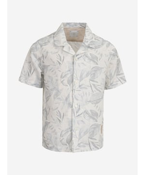 Discover the exquisite Boys Linen Leaf Print Shirt in Ivory from Eleventy, an essential addition to your young gentleman's wardrobe for SS2025. Expertly crafted to blend classic charm with contemporary flair, it promises to elevate his style with graceful ease. Key features include Elegant Leaf Motif The sophisticated print introduces a subtle yet stylish element, perfect for any occasion. Premium Linen Fabric Breathable and lightweight, it ensures comfort during warmer days. Versatile Ivory Hue Complements various outfits, making it a versatile choice for seasonal transitions.Elevate his style quotient with this chic, timeless piece from Eleventy.
