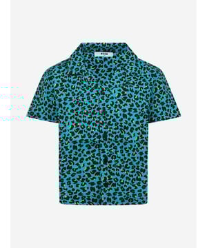 Introducing the MSGM Boys Animal Print Shirt in Green, a quintessential addition to any discerning young wardrobe for SS2025. Marvel at the exceptional features Striking Animal Print A fresh, vibrant design ensures your boy stands out with panache. Luxurious Comfort Crafted from premium fabrics, ensuring all-day ease and comfort. Versatile Green Hue Complements a variety of outfits, making it a versatile staple.Enhance your boy's ensemble with this exquisite piece from MSGM. Add it to your collection today!