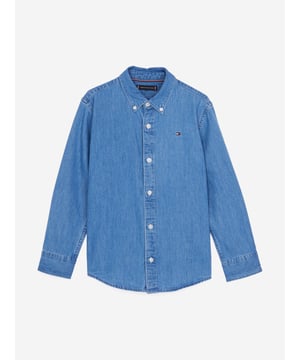 Step into timeless style with the Tommy Hilfiger Boys Denim Chambray Shirt in Blue, a sartorial staple for SS2025. Crafted from meticulously sourced fabric, this piece offers both comfort and classic charm. Its distinctive features include Exquisite Chambray Fabric Lightweight and breathable, ideal for playful days and serene evenings. Signature Tommy Detailing Elevate his look with iconic stitching and logos. Versatile Style Perfect for both casual and smart-casual occasions.Revitalize his wardrobe with this quintessential Tommy Hilfiger creation!