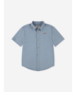 Levi's embody vintage nostalgia and the American spirit in their timeless everyday fits. This boys sail away shirt is the embodiment of sophistication and elegance. Button Fastening Collar Short Sleeves Curved Hem Levi's Batwing Embroidered Logo
