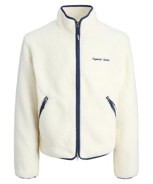 Diese Teddyjacke für Herren von Jack & Jones ist der ideale Begleiter für kalte Tage. Gefertigt aus hochwertigen Materialien bietet sie einen hohen Tragekomfort und ein modernes Design. Der Langarm-Schnitt, der Stehkragen und das Teddyfleece, das unglaublich weich, flauschig und bequem ist, sorgen für wohlige Wärme. Dank durchgehendem Reißverschluss und seitlichen Reißverschlusstaschen ist sie nicht nur stylisch, sondern auch funktional.