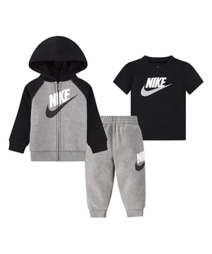 60% Katoen, 40% Polyester. Stof: Pluche. Ontwerp: Logo, Swoosh. Hals: Crew Neck, Hooded. Waistline: Elastiek. Manchet: Gemonteerd. Hem: Aangepast. Type mouw: Lange mouwen, Korte mouwen. Stoftechnologie: Flexibel. Sluiting: Volledige ritssluiting, Overtrekken, Aantrekken. Inhoud: 1 Hoodie, 1 Joggers, 1 T-shirt.