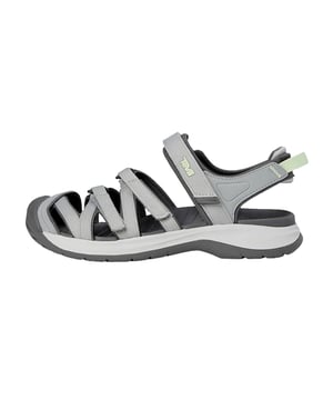 De Tirra Sport CT voor dames van Teva zijn de ideale sandalen voor iedereen die comfort en bescherming even belangrijk vindt tijdens het reizen, lange wandelingen of ruig terrein. Dankzij de verstelbare bandjes en de praktische klittenbandsluiting zijn ze in een handomdraai op maat te maken, wat niet alleen het aan- en uittrekken vergemakkelijkt, maar ook zorgt voor een stevige grip bij elke beweging. Hun kracht is vooral duidelijk op veeleisende paden, want de gripvaste buitenzool biedt betrouwbare stabiliteit, terwijl de robuuste beschermende veiligheidsneus je voeten effectief beschermt tegen schokken. Het aangenaam dempende voetbed in combinatie met een lichtgewicht tussenzool zorgt voor langdurig comfort, zodat elke stap zacht wordt gedempt - perfect voor actieve dagen waarin functionaliteit en welzijn bij elke stap worden gecombineerd.