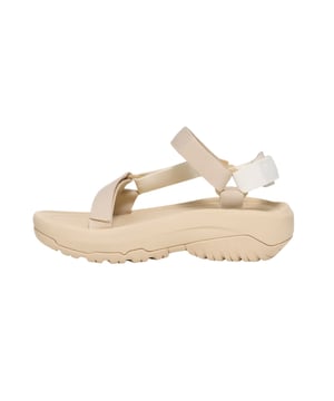 De Teva Hurricane XLT2 Ampsole damessandaal combineert een sportief ontwerp met verfijnde functionaliteit en maakt indruk als een robuuste, comfortabele metgezel voor dagelijks gebruik en vrije tijd. Drie individueel verstelbare klittenbandsluitingen zorgen voor een stevige grip op de tenen, wreef en hiel, terwijl de antislipzool en het getextureerde voetbed met licht verhoogde hielrand voor stabiliteit zorgen, zelfs op natte oppervlakken. Een geïntegreerd dempingselement in de hiel dempt elke stap aangenaam, aangevuld met een stabiliserende tusseninzet die de middenvoet merkbare ondersteuning geeft. Een zacht gevoerde hielband zorgt voor extra comfort, zelfs bij langdurig gebruik, vermindert wrijving en ontlast het gevoelige gebied - een sandaal die indruk maakt met comfort, veiligheid en stijl.