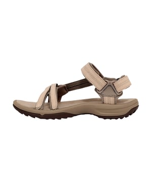 De comfortabel gevoerde Teva Terra Fi Lite Suede damessandaal combineert comfort, functionaliteit en een sportieve, casual stijl tot een betrouwbare metgezel voor actieve zomerdagen. Het luchtige ontwerp zorgt voor maximale ventilatie, terwijl de gripvaste, geprofileerde zool en stevige banden zorgen voor een stevige grip op allerlei soorten terrein. Dankzij de individueel verstelbare klittenbanden past de lichtgewicht, robuuste sandaal zich perfect aan de voet aan, ondersteund door een anatomisch gevormde binnenzool, zachte neopreen vulling aan de binnenkant van de banden en merkbare demping, vooral bij de hiel - ideaal voor lange dagen vol beweging. Dit model maakt ook indruk op het gebied van duurzaamheid, want het gebruikte leer is afkomstig van verantwoord beheerde leerlooierijen met gecertificeerde hoge milieunormen. Dit maakt de Terra Fi Lite Suede de perfecte keuze voor iedereen die waarde hecht aan comfort, veelzijdigheid en milieubewustzijn, zelfs op warme dagen.