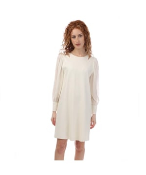 67% viscose, 29% polyester, 4% elastaan. Ontwerp: Eenvoudig. Sluiting: Ritssluiting achteraan. Uitgesneden schouder. Hals: Crew Neck. Mouwtype: Met lange mouwen, gepofd. Manchet: Geknoopt. 10 VK: 33 in.