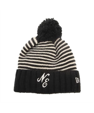 90% Polyester, 10% Wol. Voering: Fleece. Stof: Gebreid. Ontwerp: Contraststreep, geborduurd logo. Pom Pom, Opgedraaide Manchet.