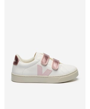 Introducing the luxurious Girls Chromefree Leather Small Esplar Trainers in White by Veja. Tailored for elegance and comfort for SS2025, here are the standout features Eco-Friendly Leather Crafted using sustainable ChromeFree leather, combining style with environmental consciousness. Iconic Design Sleek, timeless white finish ensuring versatility with any outfit. Enhanced Comfort Engineered with a cushioned sole for all-day wearability.Revitalise your girl's wardrobe with these chic, eco-conscious trainers. Perfect for every young trendsetter. Order now!