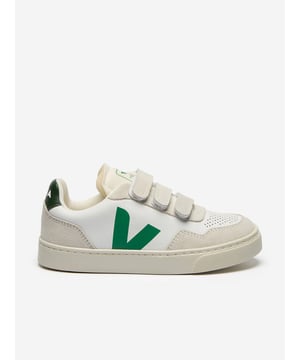 Introducing the exquisite Kids O.T Leather Small V-90 Trainers in White from Veja, a quintessential addition to any young trendsetter's SS2025 wardrobe. Crafted with precision, these trainers are designed to blend high fashion with practicality. Key features include Premium eco-conscious leather for durability and elegance. Minimalist white design, embodying a clean and classic look. Flexible soles, ensuring comfort during playful adventures. Versatile style perfect for both boys and girls.Elevate your child's ensemble with these chic trainers by Veja. Ideal for everyday sophistication!