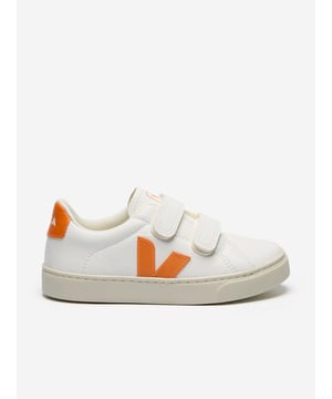 Introducing the Kids Chromefree Leather Small Esplar Trainers in White by Veja, an exquisite addition for any discerning young wardrobe! Perfect for SS2025, each pair combines luxury with conscious design Eco-friendly Leather Crafted from sustainable, chromefree leather, ensuring a smaller environmental footprint. Classic Aesthetic Timeless white finish that complements any outfit, ideal for both boys and girls. Superior Comfort Designed for all-day wear with support and comfort in mind.Elevate your child's style sustainably!