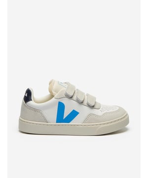Introducing the elegant Kids O.T Leather Small V-90 Trainers by veja, a quintessential addition to any boy or girl's wardrobe for SS2025. Meticulously designed, these trainers combine luxury with practicality. Exquisite Craftsmanship Crafted from premium white leather for unmatched quality. Versatile Style Immaculate white colour complements any outfit, ensuring your child always looks stylish. Durable Comfortable Built to support and comfort growing feet during all their adventures.Elevate your child's style with these sophisticated trainers. Perfect for any occasion!