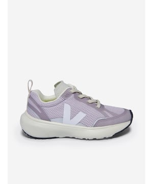 Veja embody modern innovation with enigmatic detailing. These girls Canary alveomesh trainers in purple are a captivating construction. Crafted from a technical fabric made from recycled plastic bottles, these trainers assure superior comfort and breathability. Both sleek and eco-friendly, she will be obsessed ChromeFree Leather