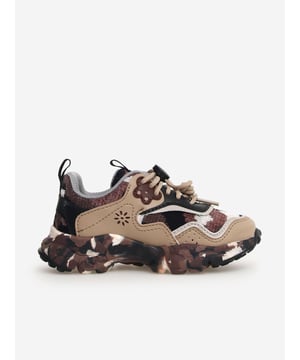 Introducing the plush Kids Doi Trainers in Beige by Flower Mountain, a quintessential addition to your child's AW2024 wardrobe, blending supreme comfort with chic design elements. Revel in the details that set these trainers apart Luxe Beige Palette Perfect for any outfit. Supreme Durability Crafted for play and longevity. Versatile Style Ideal for both girls and boys.Elevate your childs fashion ensemble with these exquisite trainers from Flower Mountain. Order now and embrace style with comfort!