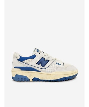 These New Balance kids B550 trainers in blue are engineered from beautiful high quality, perfect for everyday. Suede Mesh Panelling Perforated Detailing Debossed Logo to Side Logo Print to Rear Round Toe Front Lace-Up Fastening Logo Patch At Tongue Branded Insole Rubber Sole