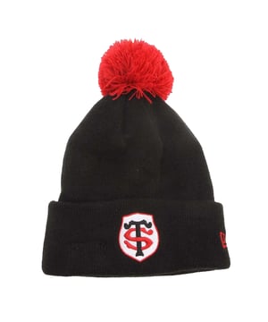 100% acryl. Stof: Gebreid. Ontwerp: Contrast, Geborduurd logo. Pom Pom, Opgedraaide Manchet. 100% Officieel Gelicentieerd.