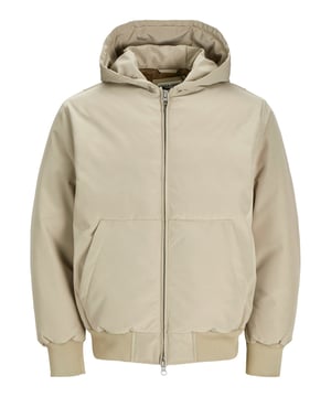 Diese Herren-Bomberjacke von Jack & Jones vereint modernen Stil mit hohem Tragekomfort. Hergestellt aus leichtem Stoff und ausgestattet mit atmungsaktiven Eigenschaften, eignet sie sich ideal für die Übergangszeit. Der durchgehende Reißverschluss sorgt für unkompliziertes An- und Ausziehen, während die seitlichen Eingrifftaschen praktischen Stauraum für unterwegs bieten. Die langärmelige Jacke verfügt über eine Kapuze für zusätzlichen Schutz bei Wind und Wetter. Die gerippten Ärmelbündchen runden das Design ab und sorgen für eine perfekte Passform mit sportlichem Charakter.