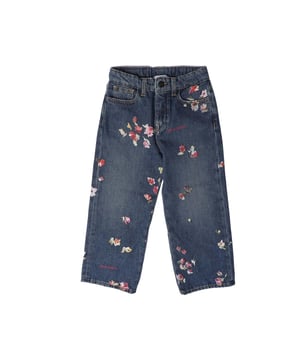 100% Katoen. Ontwerp: Bloemen, Logo, Flard. Zakken: 2 Voorzakken, 2 Achterzakken, 1 Muntzak. Sluiting: Knoop, Ritsgat. Riemlussen. Denim Wash: Mid Wash.