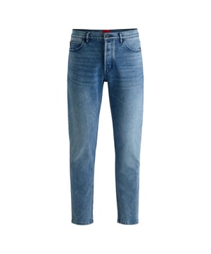 94% Baumwolle, 5% Recycelte Baumwolle, 1% Elastan. Gewebe: gewaschenes Denim. Design: Logo, Unifarben. Taschenart: Zwei Seitentaschen, Zwei aufgesetzte Taschen hinten. Knopfverschluss, Hosenschlitz mit Reißverschluss. Gürtelschlaufen, Marken Aufnäher. Passform: Taillierte Schlanke Passform. Nachhaltigkeit: Kreislaufwirtschaft Recycelt, Aus verantwortungsbewusst bewirtschafteten Quellen.