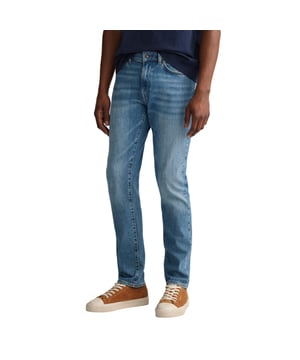 97% Katoen, 2% Polyester, 1% Elastaan. Ontwerp: Eenvoudig. Zakken: 2 zijzakken, muntstuk. Sluiting: Knoop, Ritsgat. Riemlussen. Taille: Mid Rise. Geschikt voor: Slank.