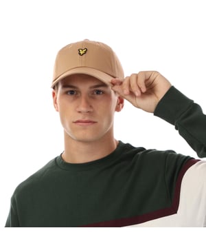 Außenmaterial (%): 100% Baumwolle. Marke: Lyle & Scott. Design: Gesticktes Logo. Design mit 6 Segmenten, Oben mit Knopf, Abgerundeter Kopf, Mit umstickten Ösenlöchern, Genähte Krempe. Verstellbarer Gurt.