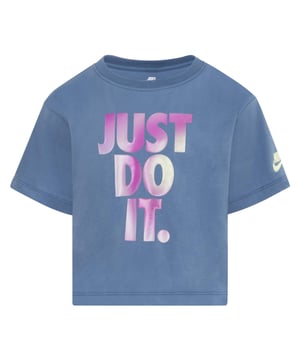 60% Katoen, 40% Polyester. Stof: Zacht aanvoelend. Ontwerp: Kleurverloop, Logo, Tekst. Halslijn: Ronde hals, Ribbel. Mouwtype: Korte mouwen. Stoftechnologie: Ademend. Drop Shoulder. 4 Jaar: 58 cm. 5 Jaar: 61 cm. 6 Jaar: 62.5 cm. 3-4 Jaar: 56 cm. 6-7 Jaar: 65 cm.