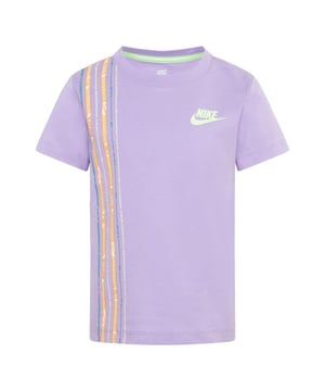 60% Katoen, 40% Polyester. Stof: Jersey, Gebreid, Zacht Aanrakend. Ontwerp: Logo, Zijstreep. Hals: Crew Neck. Mouwtype: Korte mouwen. Tagless. Pasvorm: Klassiek. 6-7 jaar: 26 in.