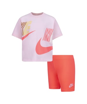 90% Polyester, 10% Elastaan. Ontwerp: Contrast, Logo, Gedrukt. Hals: Crew Neck. Waistline: Elastiek. Mouwtype: Korte mouwen. Bevestiging: Pull-On. Inhoud: 1 korte broek, 1 T-shirt. Geschikt voor: Boxy. 5 jaar: 24 in. 6 jaar: 25 in. 6-7 jaar: 26 in.