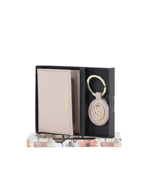 Crafted from 100% genuine leather, this stylish and functional set offers six card slots to accommodate your essential cards. Presented in an elegant Ashwood presentation box, it exudes sophistication and makes a perfect gift. With a heritage dating back to 1975, the Ashwood brand brings timeless quality and class. Dimensions: 10 cm (L) x 8.5 cm (H).