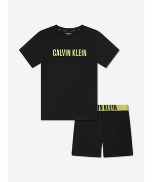 Introducing the exclusive Boys Short Pyjamas Set in Black from Calvin Klein, an elegant addition to your young man's wardrobe. Ideal for gifting, this urban set flawlessly merges style with cosiness Unique Design Flaunts a trendy print, giving it a stylish edge that stands out. Premium Comfort Crafted from superior materials, ensuring your boy's utmost comfort during his daily exploits. Wardrobe Makeover This sleek Pyjamas Set from Calvin Klein Underwear, will revolutionise your boy's nighttime attire. Order now, for a touch of luxury!