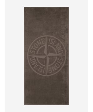Elevate your young gentlemans summer wardrobe with the plush Boys Logo Beach Towel in Brown, crafted by the esteemed Stone Island Junior. This luxurious Italian accessory is quintessential for SS2025s sunlit escapades. Its distinguished features include Exclusive Italian Craftsmanship Immaculately designed with premium materials for unwavering quality and lasting elegance. Iconic Stone Island Charm Embossed with the brands legendary logo, offering a touch of sophistication to any seaside outing. Utmost Comfort Style Rendered in a chic brown hue, this towel not only dries but dazzles, blending functionality with flair.Perfect for those balmy beach days or stylish poolside relaxation, this towel assures both comfort and style for the discerning young lad.