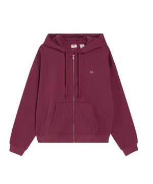 58% Baumwolle, 42% Polyester. Gewebe: angeraute Fleece-Innenseite. Design: Logo, Unifarben. Kapuzenmerkmale: mit Kordelzug, Aufnähen. Saum: Anliegend, gerippt. Bündchen: Anliegend, gerippt. Mit Kapuze. Langärmlig. Passform: Standardgröße. Taschenart: 2 Vordertaschen. Durchgehender Reißverschluss. 32 DE: 76,2 cm. 34 DE: 81,28 cm. 36 DE: 84 cm. 40 DE: 93,98 cm. 42 DE: 99 cm.