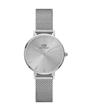 The Ladies Petite Unitone Silver 28mm Watch DW00100464 from Daniel Wellington is a great example of why the Daniel Wellington range has become so popular. Suitable for most occasions/pursuits it's hard to find a reason why the Ladies Petite Unitone Silver 28mm Watch DW00100464 shouldn't be high up on your shopping list. Of course the Daniel Wellington Ladies Petite Unitone Silver 28mm Watch comes in it's original packaging, making it an ideal gift.  Dimensions (cm): 6x2x16