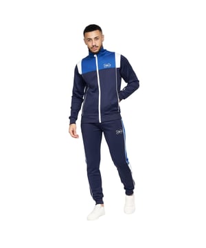 100% Polyester. Stof: Tricot. Ontwerp: Contrastpaneel, Bedrukt, Rubberen logo. Zakken: 4 zijzakken, rits. Taille: Koord, Elastisch. Mouwtype: Met lange mouwen. Manchet: Ribbel. Halslijn: Staande Kraag. Knip en naai paneel, detail paspels. Sluiting: Volledige rits, aan te trekken. Inhoud: 1 zwembroekje, 1 topje. S: 38 in. M: 40 in. L: 42 in. XL: 44 in. XXL: 46 in.