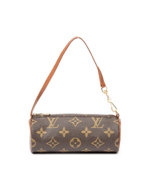 Louis Vuitton Accesorios Papillon Pouch  Bolsa en Marrón Lona recubierta y Latón dorado hardware. El producto esta en Perfectas Condiciones (AA).
  Dimensiones: 15.5x6x6 cm 
  Accesorios incluidos: None
  
  BrandCo Paris encuentra artículos raros y en las mejores condiciones a precios increíbles. ¡Vale la pena tener paciencia! Compra con confianza: todos los artículos de BrandCo Paris son seleccionados y autenticados cuidadosamente por nuestro equipo de expertos.
  Todos los artículos vienen con un certificado de autenticidad y un embalaje entregado por BrandCo Paris.
  Tabla de clasificación de la condición del artículo
  N (como nuevo)
  AA (perfecto estado)
  A (excelente estado)
  AB (muy buen estado)
  B (bueno/regular)