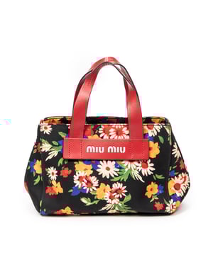 Miu Miu Taschen Floral Tote  Handtasche und Schwarz/Rot Leinwand und Silber hardware. Das Produkt ist auf in ausgezeichnetem Zustand (A).
  Abmessungen: 28x20x14 cm 
  Zubehör inklusive: Card
  Hinweise zu Riemen/Griff: Fehlender Riemen, leichte Schmutzflecken
  BrandCo Paris hat seltene Artikel und die besten Konditionen zu unglaublichen Preisen vorgestellt. Geduld lohnt sich! Kaufen Sie mit Vertrauen: Alle Artikel von BrandCo Paris sind von unserem Expertenteam ausgewählt und authentisch.
  Alle Artikel enthalten ein Echtheitszertifikat und wurden von BrandCo Paris übernommen.
  Tabelle zur Klassifizierung des Artikelzustands
  N (wie neu)
  AA (perfekter Zustand)
  A (ausgezeichneter Zustand)
  AB (sehr guter Zustand)
  B (gut/mittelmäßig)