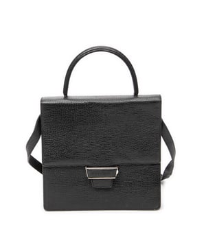 Loewe Bolsos Vintage Flap Top Handle  Bolso en Negro Piel de becerro y Plata hardware. El producto esta en Muy Buenas Condiciones (AB).
  Dimensiones: 24.5x24x4 cm 
  Accesorios incluidos: None
  Notas de Exterior: Esquinas inferiores desgastadas, Ligeros rasguños en el cuerpo exterior
Notas de la correa/asa: Ligeramente usado
  BrandCo Paris encuentra artículos raros y en las mejores condiciones a precios increíbles. ¡Vale la pena tener paciencia! Compra con confianza: todos los artículos de BrandCo Paris son seleccionados y autenticados cuidadosamente por nuestro equipo de expertos.
  Todos los artículos vienen con un certificado de autenticidad y un embalaje entregado por BrandCo Paris.
  Tabla de clasificación de la condición del artículo
  N (como nuevo)
  AA (perfecto estado)
  A (excelente estado)
  AB (muy buen estado)
  B (bueno/regular)