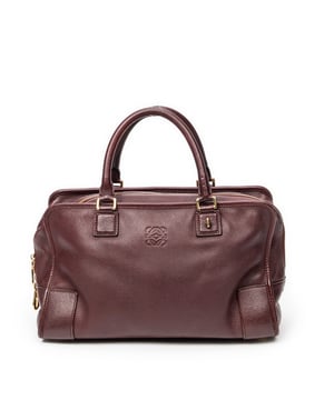 Loewe Bolsos Amazona 36 Bolso en Borgoña Piel de becerro y Oro hardware. El producto esta en Excelentes Condiciones (A).
  Dimensiones: 36x17x13 cm 
  Accesorios incluidos: Dustbag; Cadenas; Key(s)
  Notas de Exterior: Llantas ligeramente desgastadas, Ligeros rasguños en el cuerpo exterior
Notas de la correa/asa: Ligeramente descolorido
  BrandCo Paris encuentra artículos raros y en las mejores condiciones a precios increíbles. ¡Vale la pena tener paciencia! Compra con confianza: todos los artículos de BrandCo Paris son seleccionados y autenticados cuidadosamente por nuestro equipo de expertos.
  Todos los artículos vienen con un certificado de autenticidad y un embalaje entregado por BrandCo Paris.
  Tabla de clasificación de la condición del artículo
  N (como nuevo)
  AA (perfecto estado)
  A (excelente estado)
  AB (muy buen estado)
  B (bueno/regular)