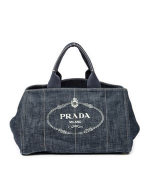 Prada Taschen Large Canapa Tote  Handtasche und Blau Leinwand und Gold hardware. Das Produkt ist auf in ausgezeichnetem Zustand (A).
  Abmessungen: 40x24x25 cm 
  Zubehör inklusive: Dustbag
  Äußere Hinweise: Leichte Schrammen an den unteren Ecken
Innenhinweise: Parfümgeruch
Hinweise zu Riemen/Griff: Leicht abgenutzt
  BrandCo Paris hat seltene Artikel und die besten Konditionen zu unglaublichen Preisen vorgestellt. Geduld lohnt sich! Kaufen Sie mit Vertrauen: Alle Artikel von BrandCo Paris sind von unserem Expertenteam ausgewählt und authentisch.
  Alle Artikel enthalten ein Echtheitszertifikat und wurden von BrandCo Paris übernommen.
  Tabelle zur Klassifizierung des Artikelzustands
  N (wie neu)
  AA (perfekter Zustand)
  A (ausgezeichneter Zustand)
  AB (sehr guter Zustand)
  B (gut/mittelmäßig)