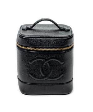 Chanel Bolsos CC Tall Vanity Case  Bolso en Negro Piel de becerro y Oro hardware. El producto esta en Perfectas Condiciones (AA).
  Dimensiones: 15x12x17 cm 
  Accesorios incluidos: Sticker; Card; Dustbag
  
  BrandCo Paris encuentra artículos raros y en las mejores condiciones a precios increíbles. ¡Vale la pena tener paciencia! Compra con confianza: todos los artículos de BrandCo Paris son seleccionados y autenticados cuidadosamente por nuestro equipo de expertos.
  Todos los artículos vienen con un certificado de autenticidad y un embalaje entregado por BrandCo Paris.
  Tabla de clasificación de la condición del artículo
  N (como nuevo)
  AA (perfecto estado)
  A (excelente estado)
  AB (muy buen estado)
  B (bueno/regular)